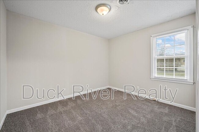 Building Photo - 525 Woods Dr