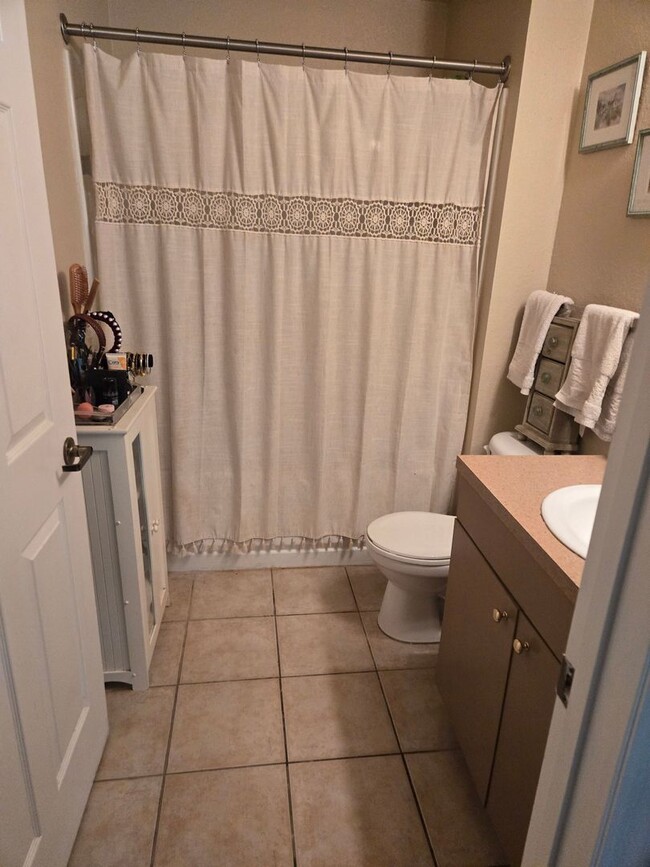 Building Photo - Room for rent in a 4BA/4BR condo walking d...