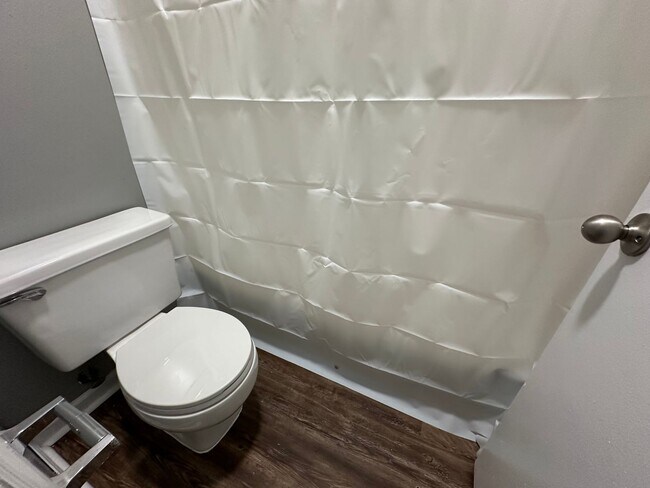 Building Photo - Upstairs unit off Apalachee Parkway!