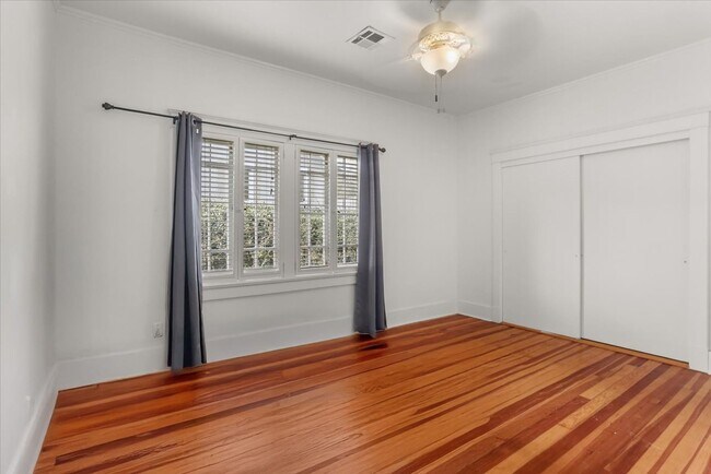 Building Photo - 5 BR- Available now or June lease - Renovated House steps from Campus!