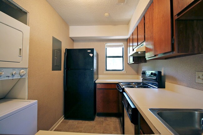 Building Photo - 1 Bedroom, 1.5 Bathroom at Timberlake Cond...