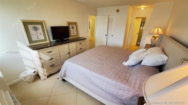 Building Photo - 220 Kings Point Dr