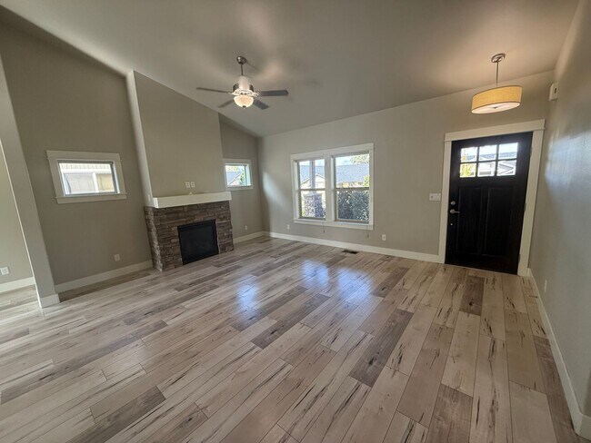 Building Photo - Bring the Pets! NE 3 Bdrm, 2 Bath, Gas Hea...