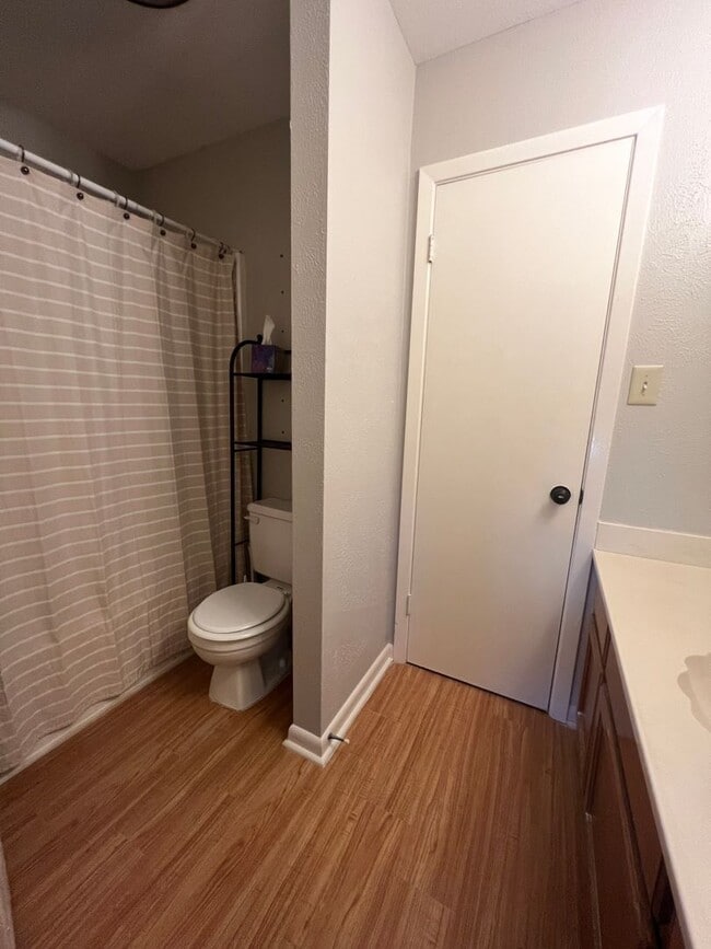 Building Photo - River Oaks Townhouse-Christmas Special!!