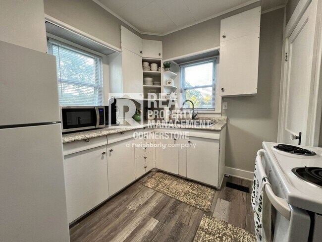 Building Photo - Cozy 2-Bedroom Near WMU & Downtown Kalamazoo!