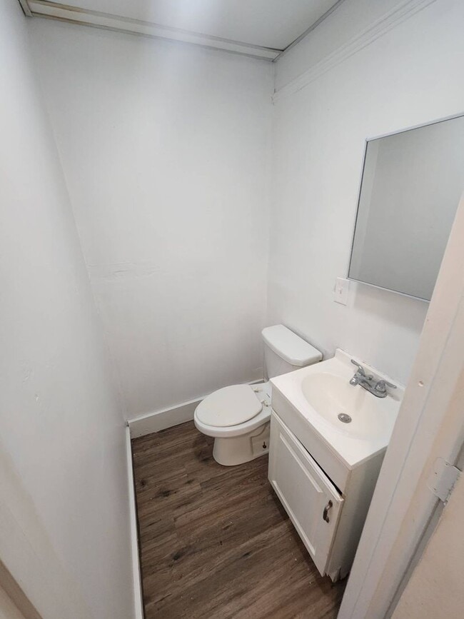 Building Photo - Charming 3-Bedroom Property in Prime Location