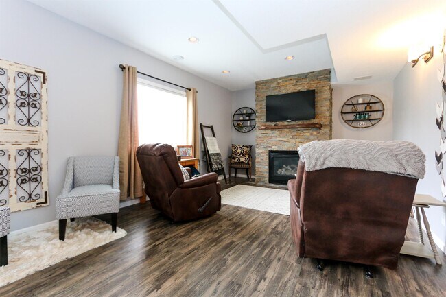 Building Photo - 1715 Fox Run