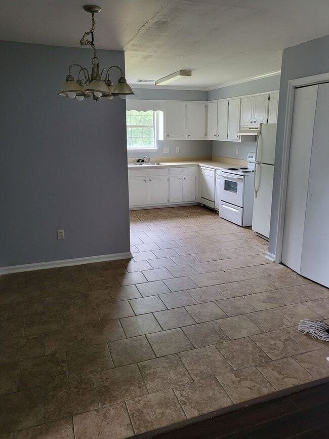 Building Photo - Single family home with covered front porc...