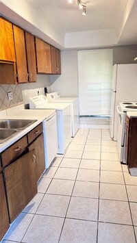 Building Photo - 7818 Grove Ridge Dr