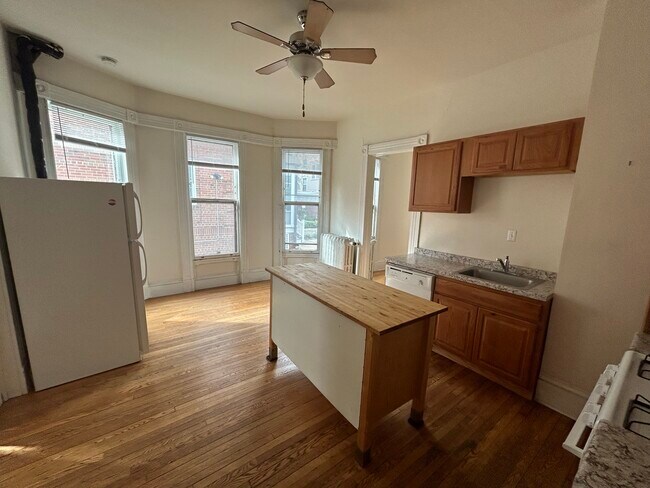 Building Photo - 315 N Pinckney St