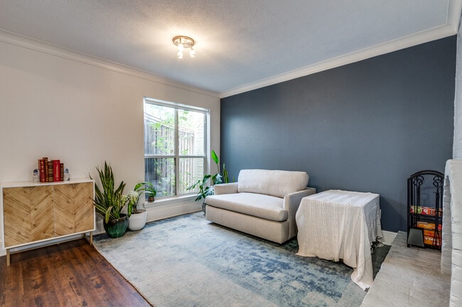 Building Photo - 5916 Sandhurst Ln