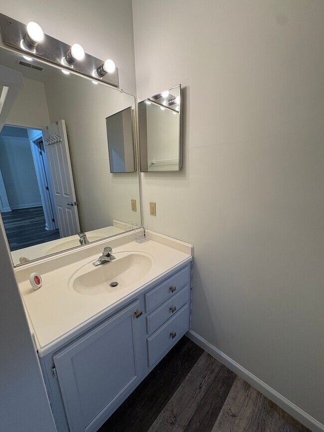 Building Photo - 2702 Waters Edge Dr