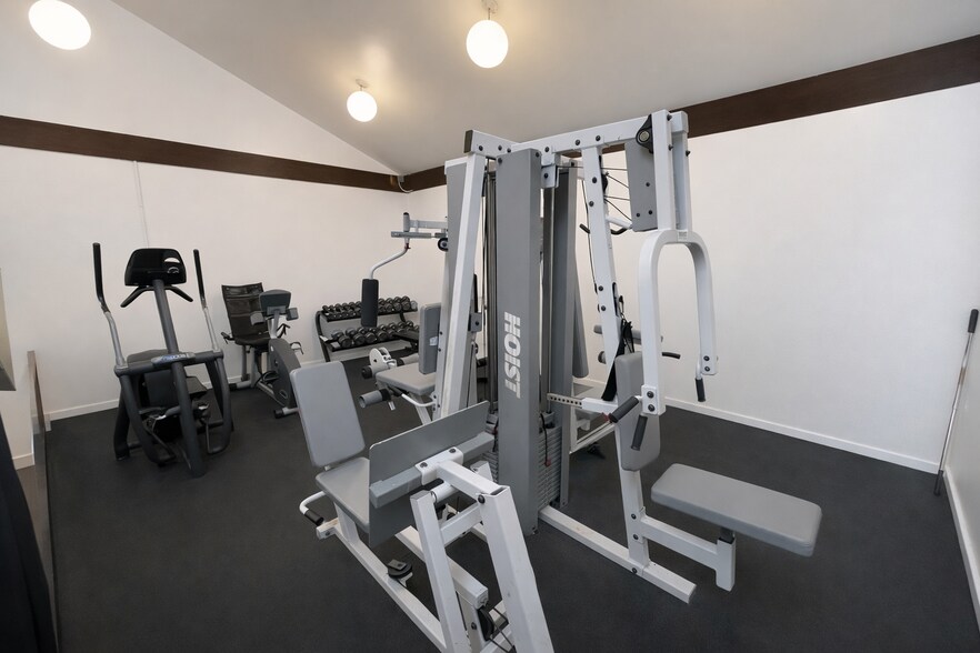 Building Photo - 624 Summit House