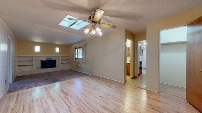 Building Photo - UPTOWN 3/BD 2/BA 1/CP WORKSHOP