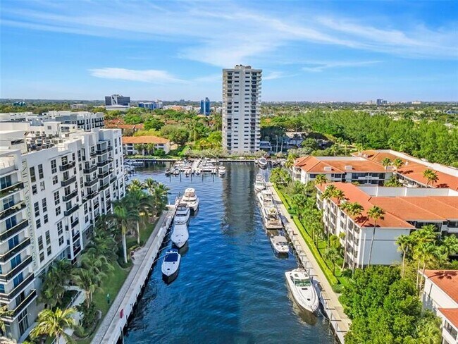 Building Photo - 3200 Port Royale Dr S