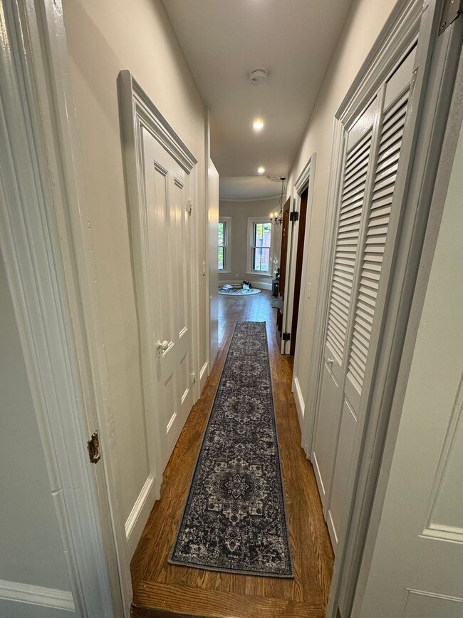 Building Photo - Renovated unit, Longwood Medical Area Brow...