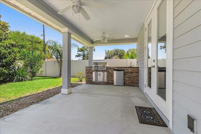 Building Photo - 1021 Seaside Dr N