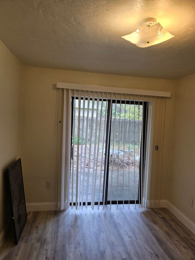 Building Photo - Beautiful 2 bedroom 1 bathroom Single Fami...