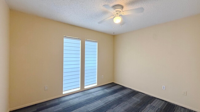 Building Photo - 889 Hendry Dr