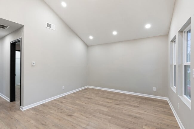 Building Photo - 804 Martin St