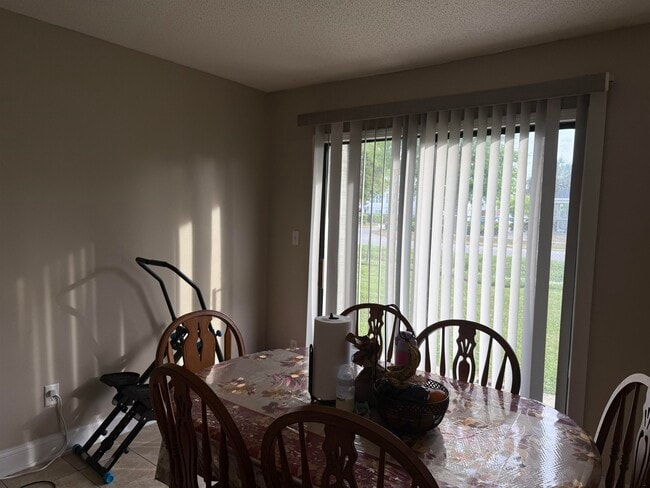 Building Photo - 2000 Greens Blvd