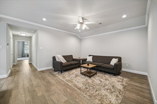 Building Photo - 1725 W 23rd St