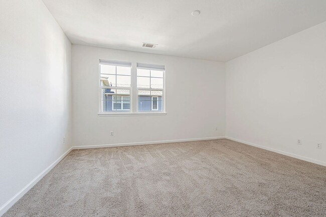 Building Photo - 1,331 sq ft with 2 on-suite bedrooms and o...