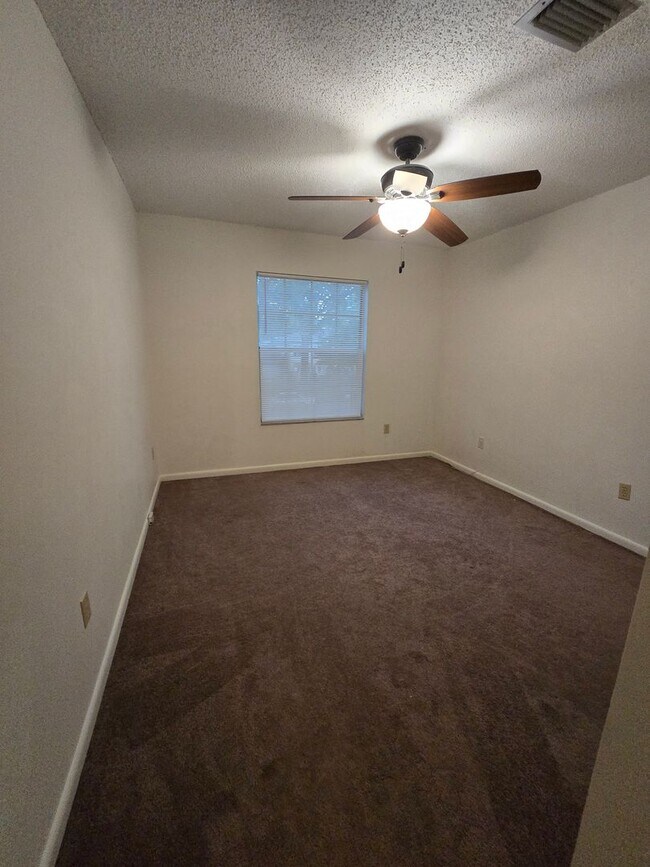 Building Photo - Two Bedroom Condo close to USF