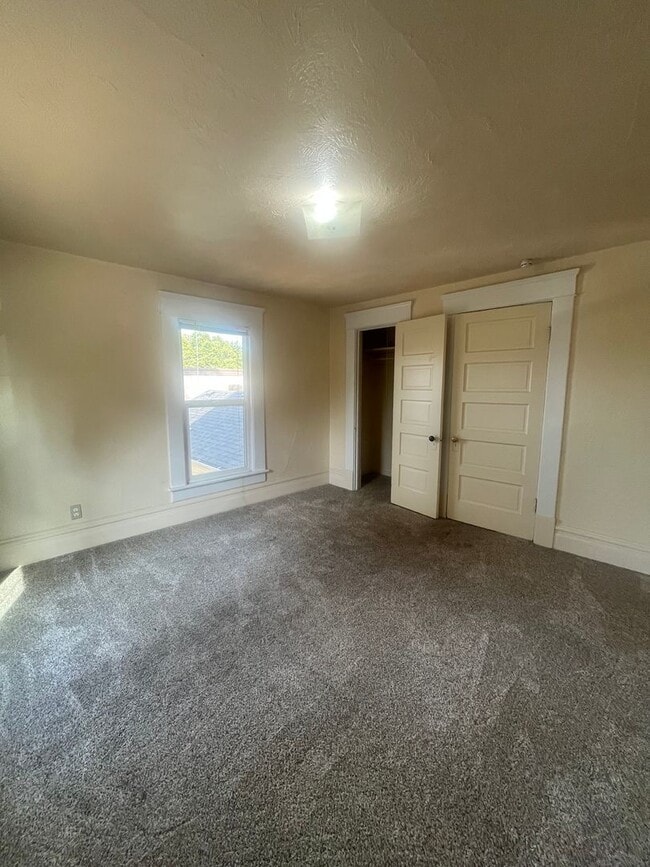 Building Photo - 3-Bedroom 1-Bathroom two story unit