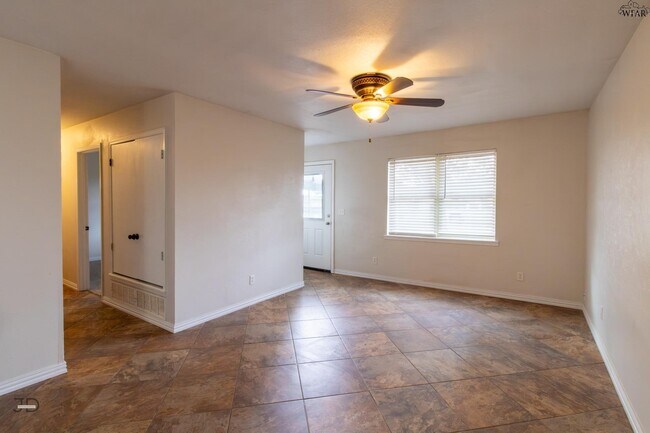 Building Photo - 1302 Mockingbird Dr