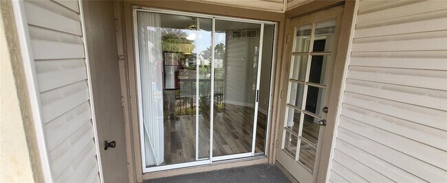 Building Photo - 1972 Lake Atriums Cir