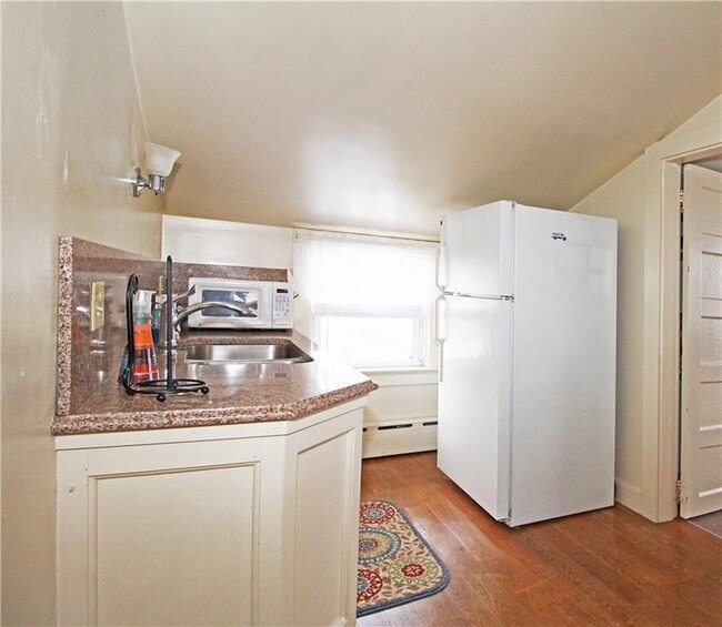 Building Photo - 563 Aquidneck Ave