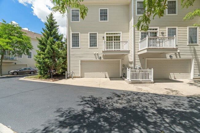 Building Photo - 12735 Edgemont Way