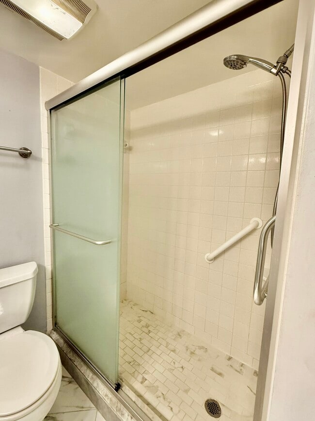 Building Photo - 2800 Cove Cay Dr