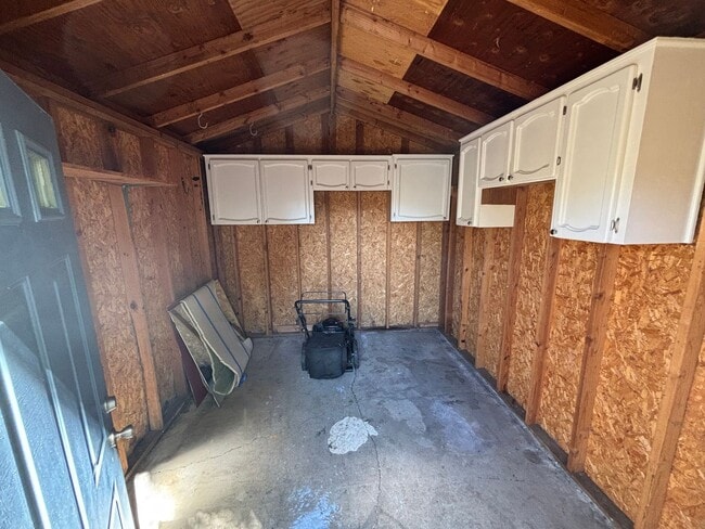 Building Photo - Freshly Updated Troutdale Gem with Enterta...