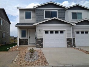 Building Photo - Fantastic Townhome in Wellington