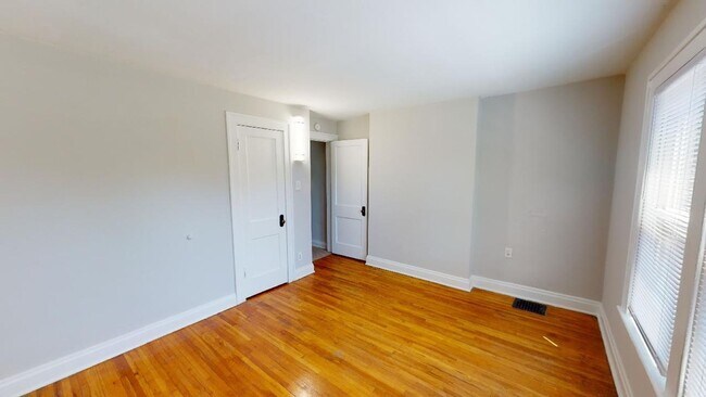 Building Photo - BEAUTIFUL 3 Bedroom, 1 bath with NEWER Ren...