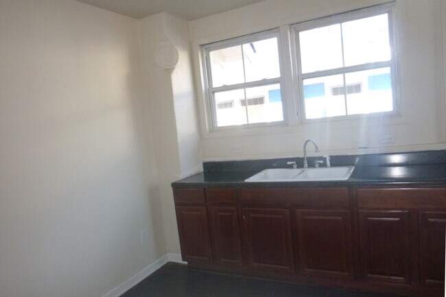 Building Photo - Beautiful 4 Bedroom Home in Enderly Park!