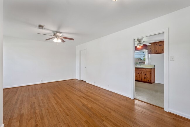 Building Photo - 1027 W 31st St