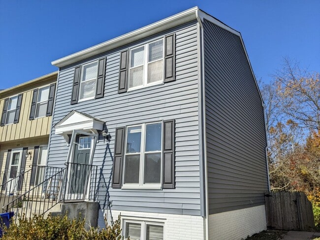 Building Photo - Renovated townhouse in established Frederick neighborhood ready now!