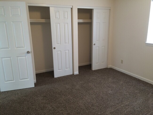 Building Photo - Duplex for Rent w/ WSG!