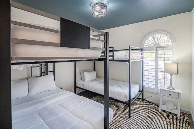 Building Photo - 6411 E Thunderbird Rd