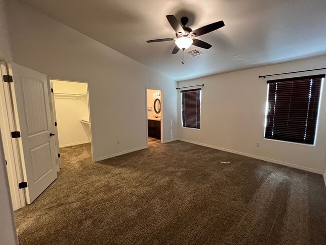 Building Photo - 4 BEDROOM POOL & SOLAR HOME