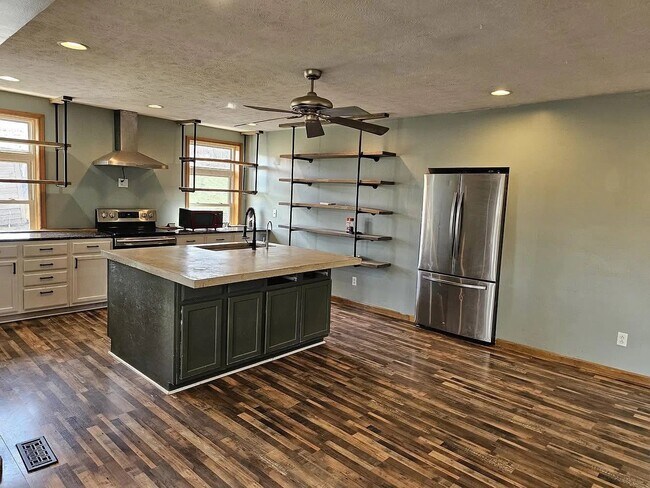 Building Photo - 1046 E Hinchman Rd