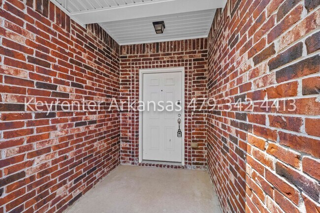 Building Photo - Bright 3 Bedroom Bentonville Home with Fenced Yard & Natural Light