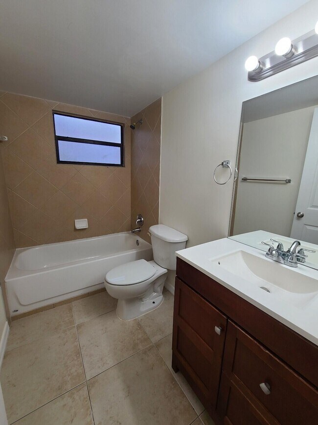 Building Photo - 1547 Lake Crystal Dr
