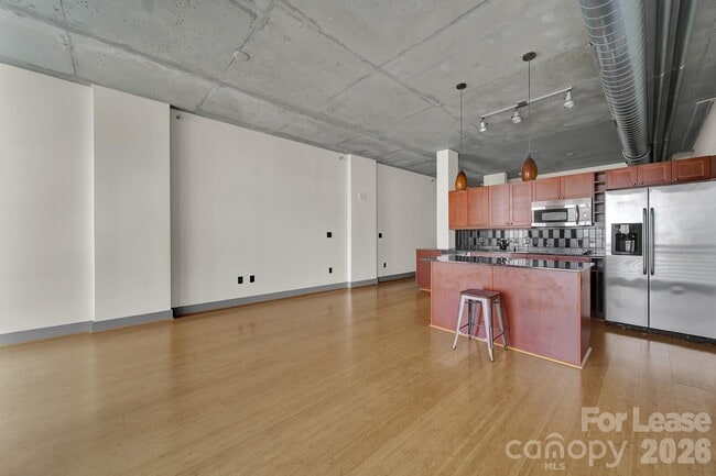 Building Photo - 505 E 6th St