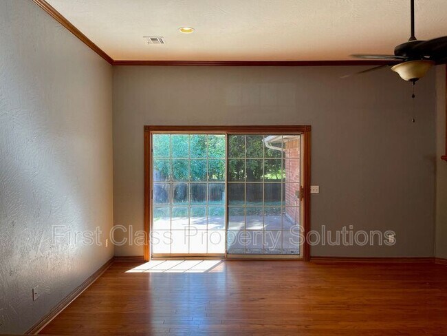 Building Photo - 2204 Barton St