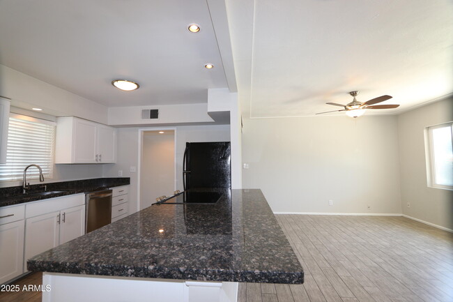 Building Photo - 6907 E Earll Dr