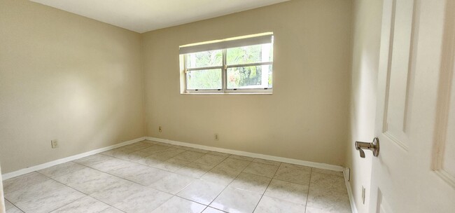 Building Photo - 151 NE 185th Terrace